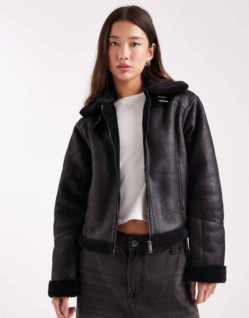 New Look - Kurze Pilotenjacke in Schwarz New Look - Kurze Pilotenjacke in Schwarz von New Look
