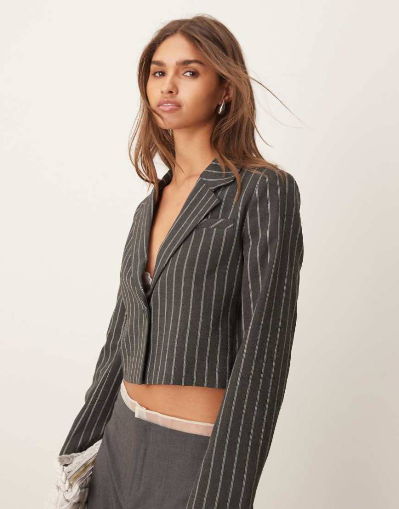 New Look - Kurzer Blazer in Grau mit Nadelstreifen von New Look