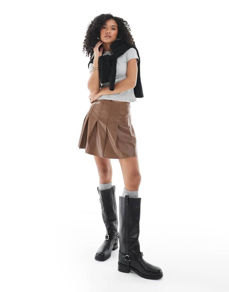 New Look - Kurzer Faltenrock aus Kunstleder in Hellbraun von New Look