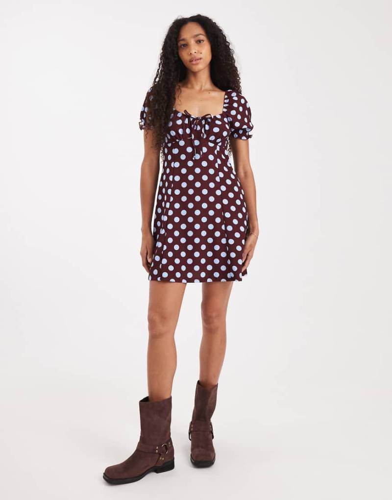 New Look - Kurzes Milchmädchenkleid in Rot mit Punkten und Knitter-Optik von New Look