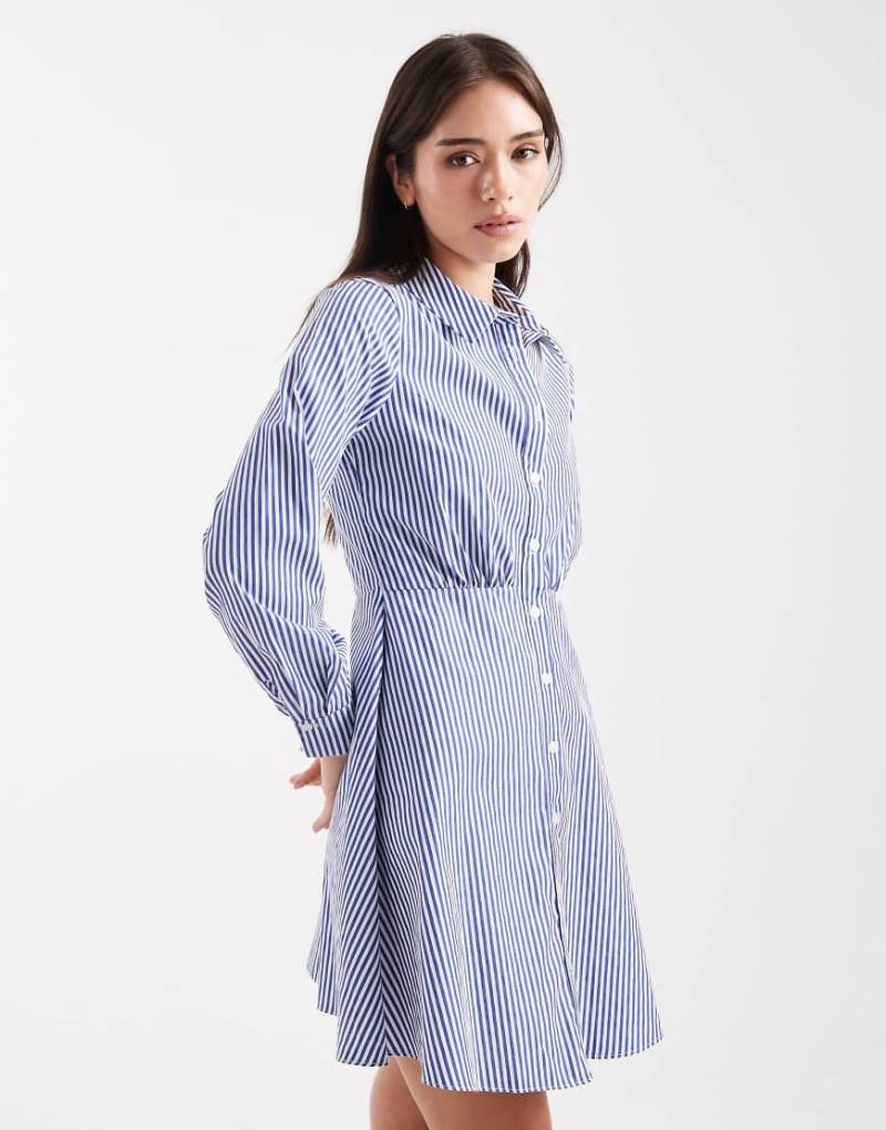 New Look - Kurzes Skater-Hemdkleid in blau gestreift von New Look