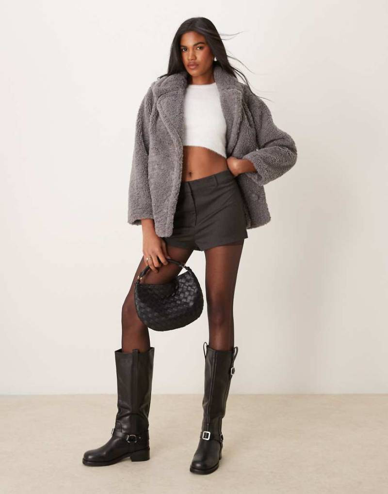 New Look - Kurzmantel aus Teddyfell in Grau von New Look