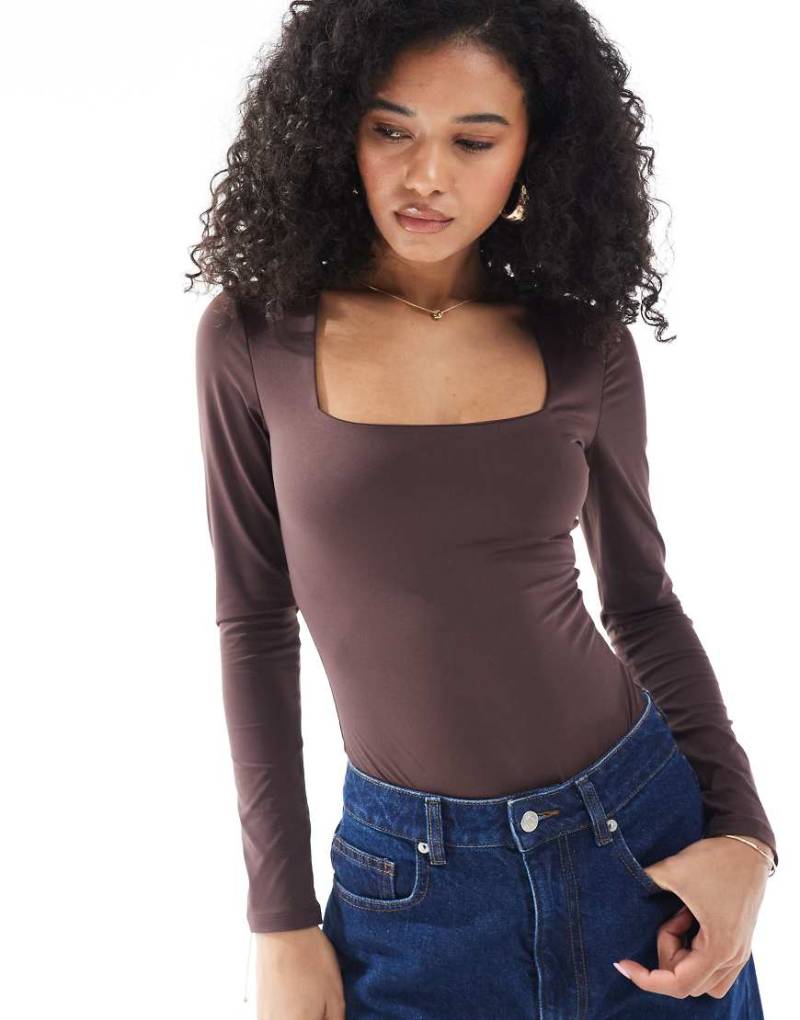 New Look - Langärmliger Body in Braun mit eckigem Ausschnitt von New Look