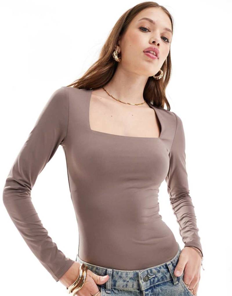 New Look - Langärmliger Body in Nerzbraun mit eckigem Ausschnitt und Tanga-Schnitt-Neutral von New Look