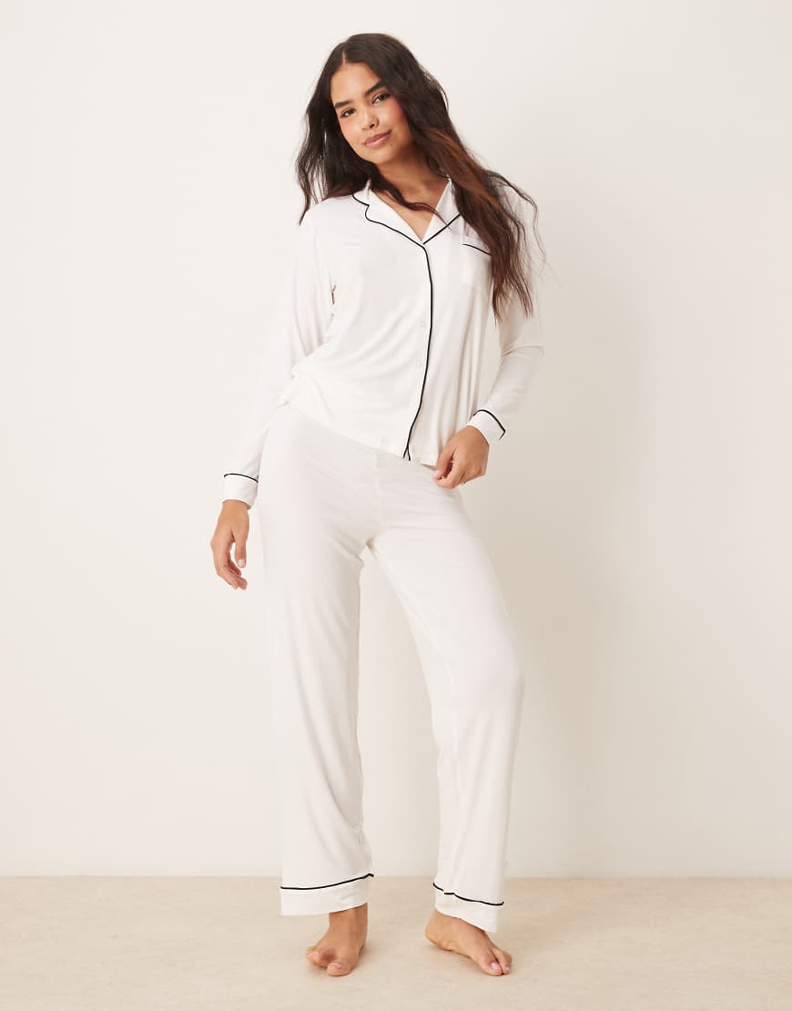 New Look - Langärmliger Pyjama in gebrochenem Weiß von New Look