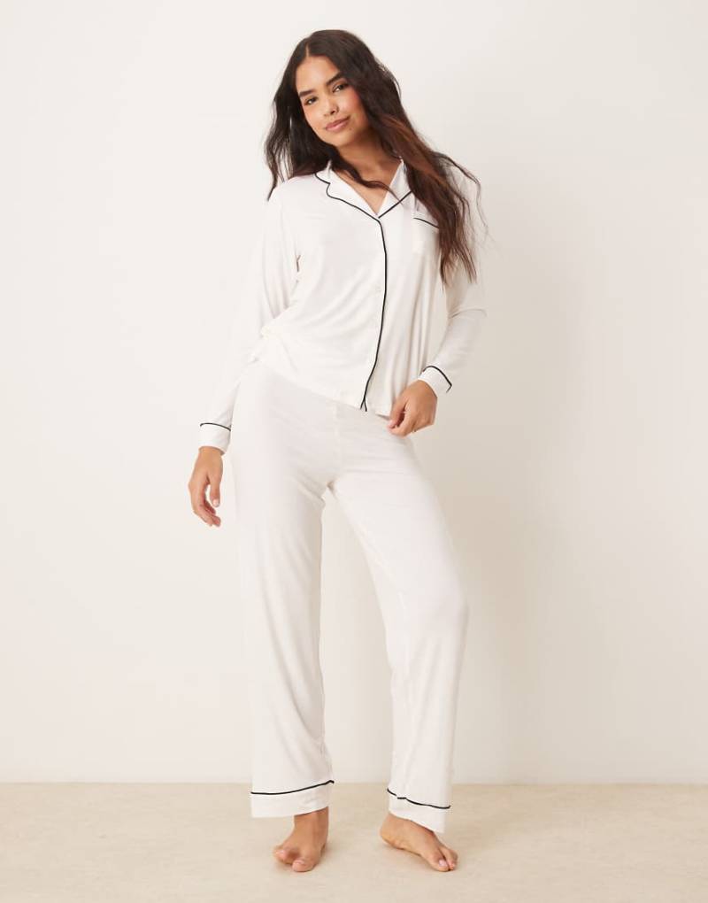 New Look - Langärmliger Pyjama in gebrochenem Weiß von New Look