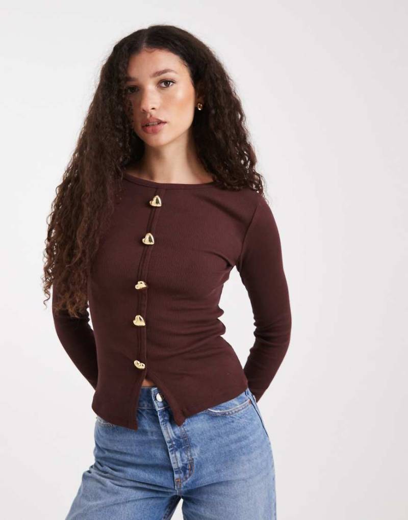 New Look - Langärmliges, geripptes Oberteil in Braun mit Herzknöpfen-Brown von New Look
