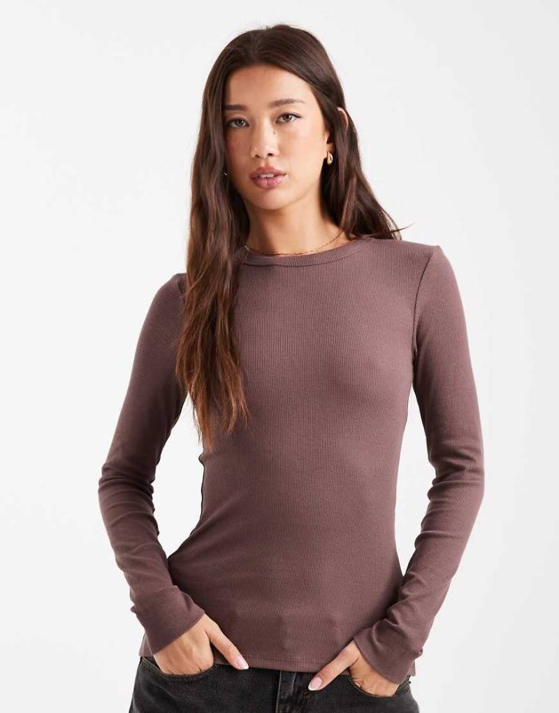 New Look - Langärmliges, geripptes Oberteil in Braun mit Rundhalsausschnitt-Brown von New Look