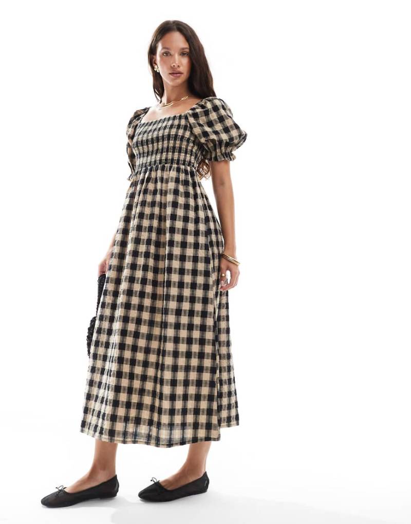 New Look - Langärmliges, gesmoktes Midikleid in braun kariert von New Look