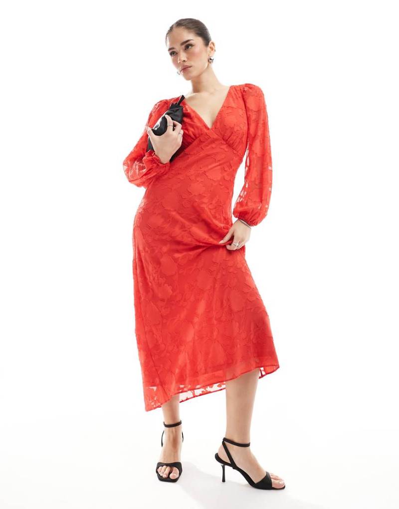 New Look - Langärmliges Midikleid in Rot mit Ausbrennermuster New Look - Langärmliges Midikleid in Rot mit Ausbrennermuster von New Look
