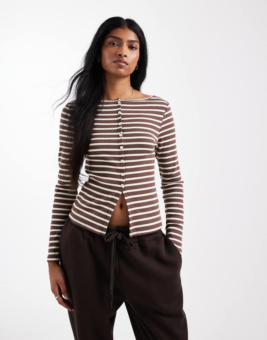 New Look - Langärmliges Oberteil in Braun mit Streifen und Knopfleiste-Brown von New Look