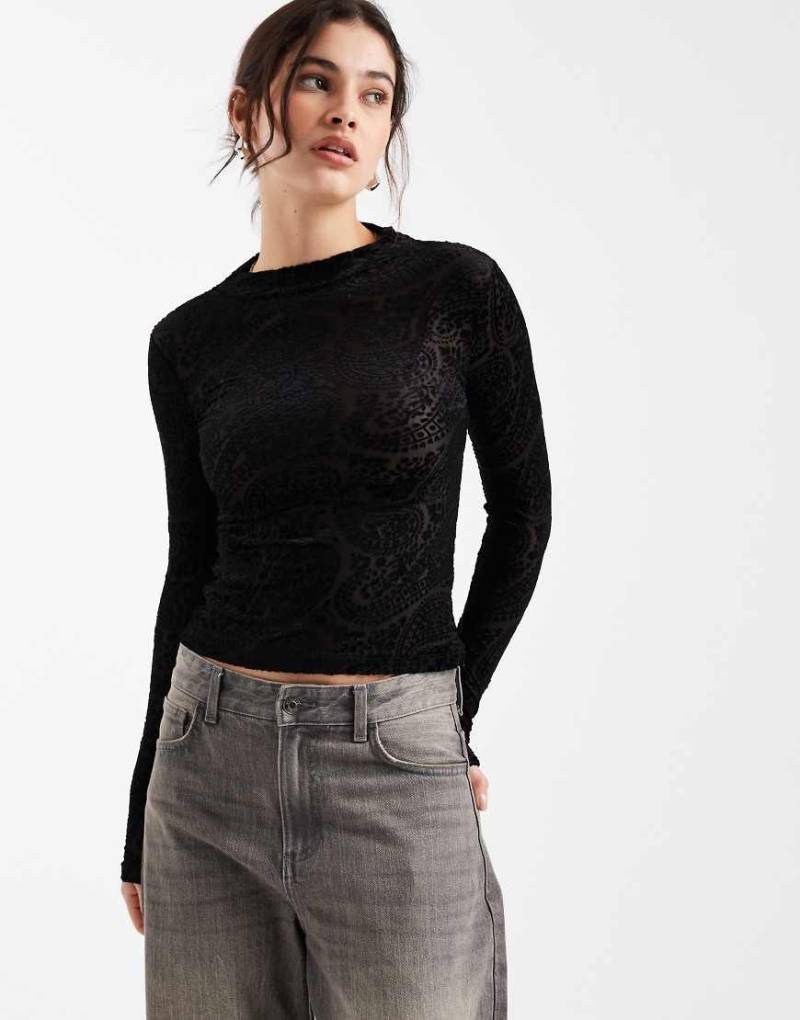 New Look - Langärmliges Oberteil in Schwarz mit beflocktem Paisley-Muster von New Look