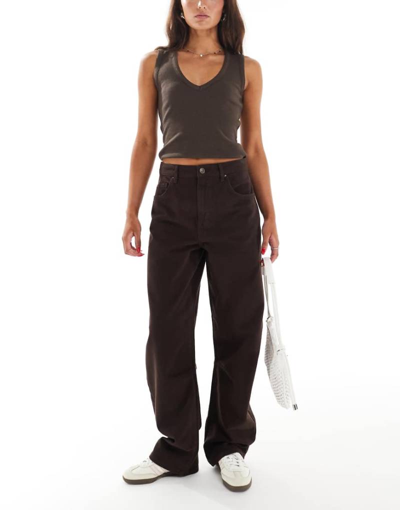 New Look - Lange Barrel-Jeans in Braun von New Look