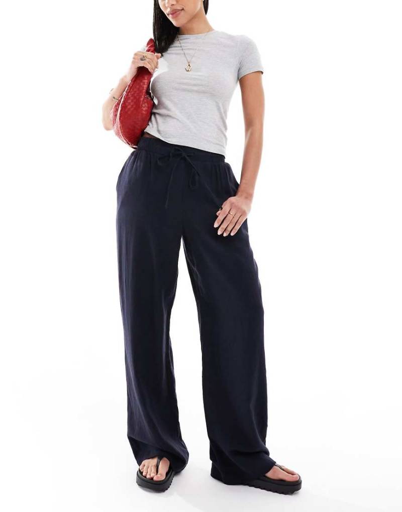 New Look - Leinenhose in Marineblau mit weitem Bein New Look - Leinenhose in Marineblau mit weitem Bein von New Look