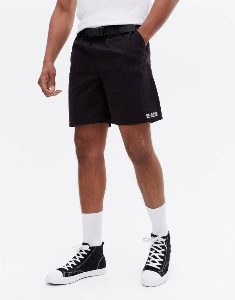 New Look - Locker geschnittene Shorts in Schwarz mit Clip-Gürtel von New Look
