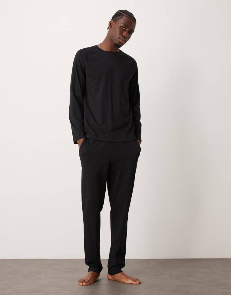 New Look - Loungwear-Set in Schwarz, aus langärmligem Shirt und Jogginghose von New Look