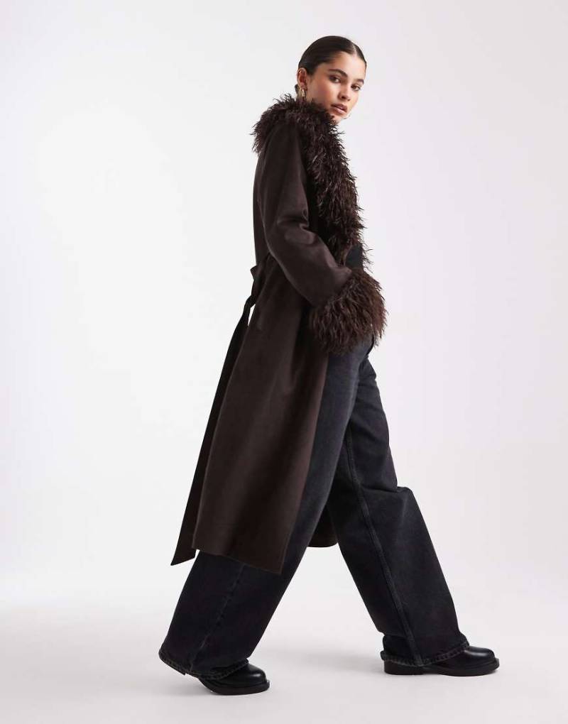 New Look - Mantel aus Materialmix mit Wildlederimitat und Kunstpelz in Braun mit Gürtel-Brown von New Look