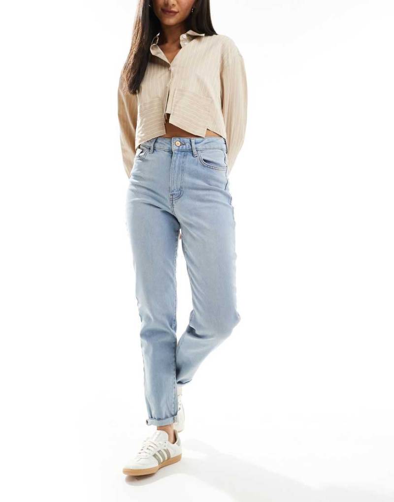 New Look - Merlot - Mom-Jeans in Hellblau von New Look
