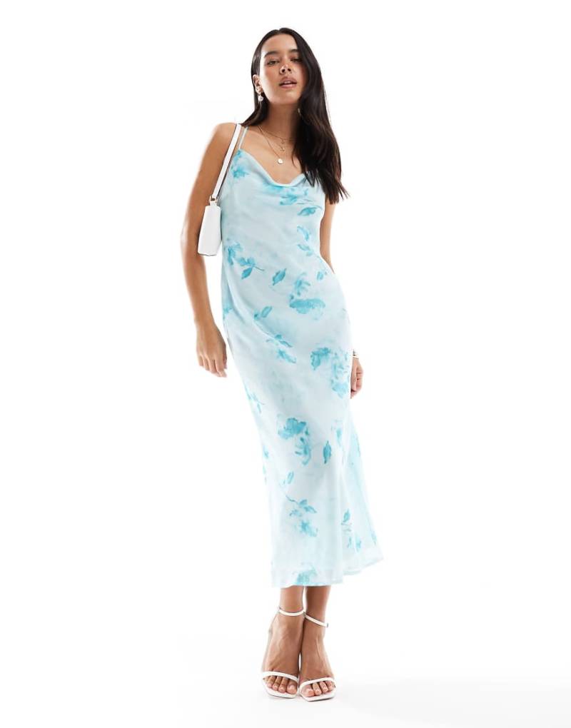 New Look - Midi-Trägerkleid aus Satin in Blau mit Blumenmuster und Wasserfallausschnitt von New Look