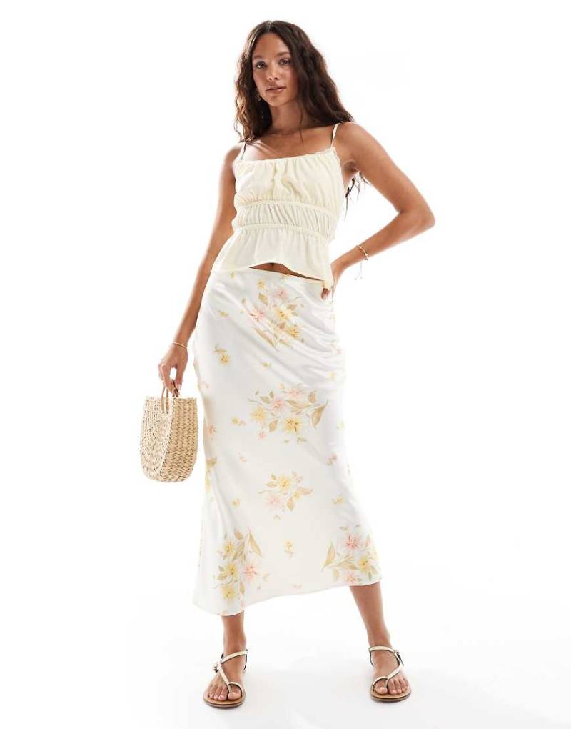 New Look - Midirock aus Satin in Gelb mit Blumenmuster und Schrägschnitt von New Look