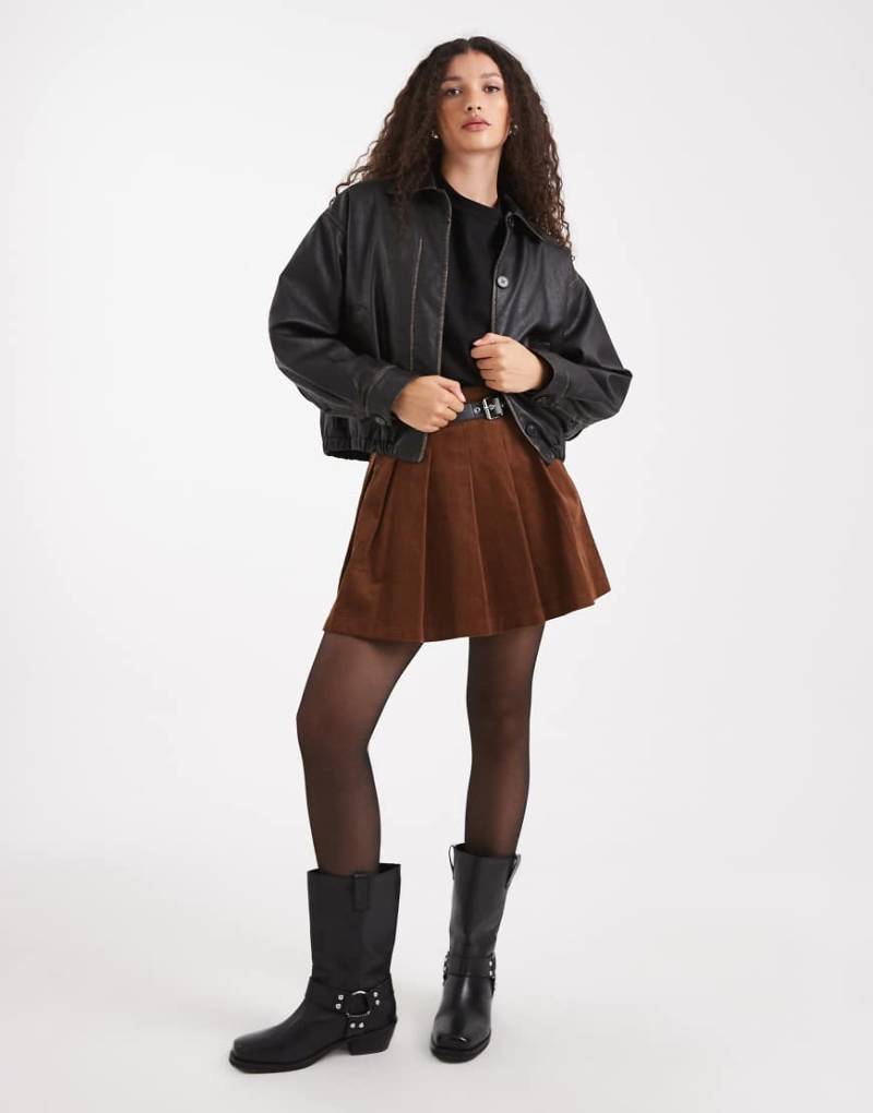 New Look - Mini-Faltenrock aus Cord in Rostrot mit Schnallendetail-Brown New Look - Mini-Faltenrock aus Cord in Rostrot mit Schnallendetail-Brown von New Look