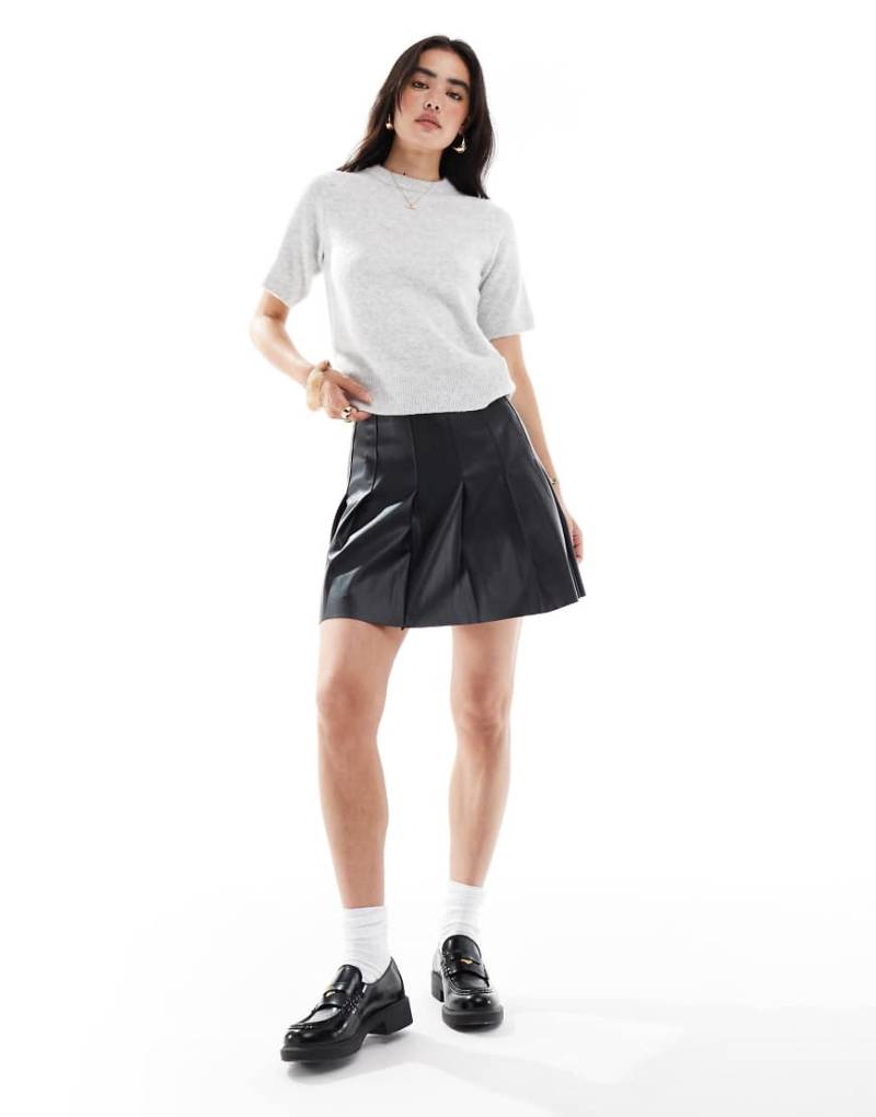 New Look - Mini-Faltenrock aus PU in Schwarz von New Look