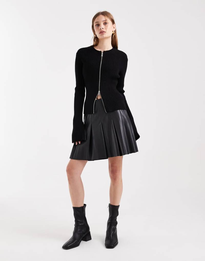 New Look - Kurzer Faltenrock aus Kunstleder in Schwarz von New Look