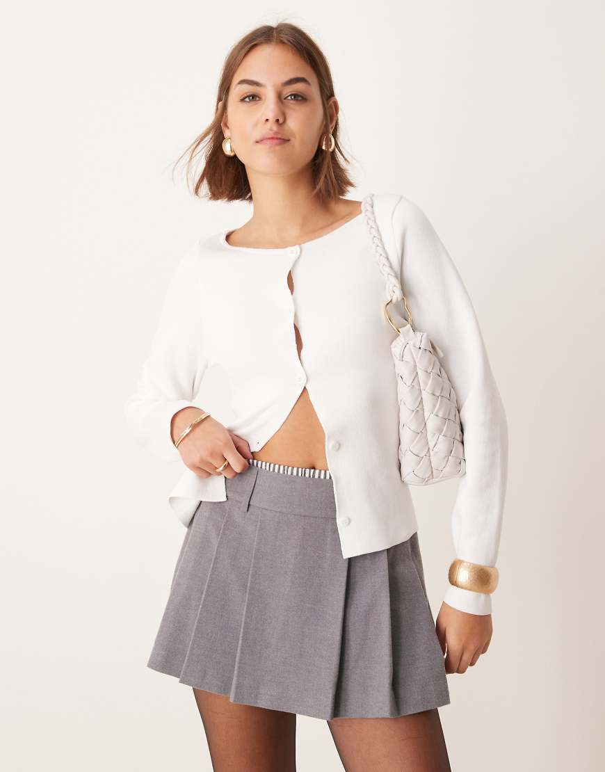 New Look - Mini-Faltenrock in Grau mit Boxershorts-Detail von New Look