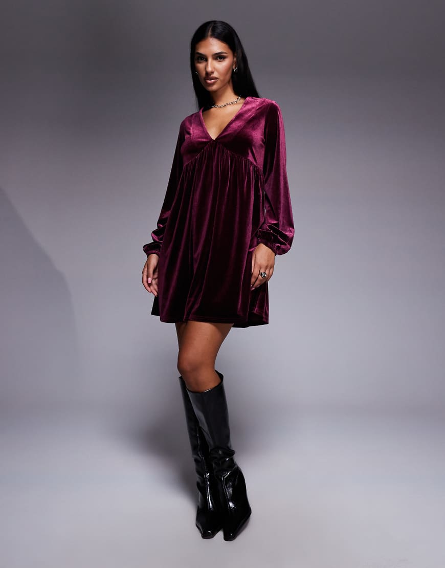 New Look - Mini-Hängerkleid aus Samt in Burgunderrot von New Look