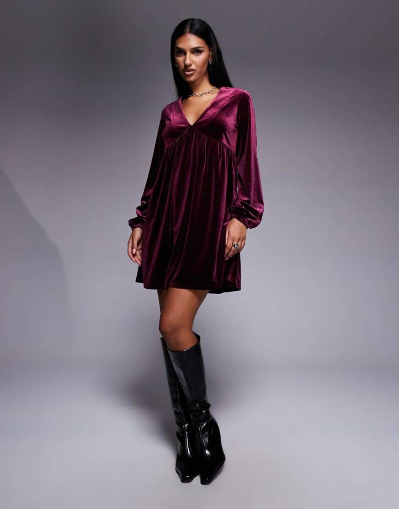 New Look - Mini-Hängerkleid aus Samt in Burgunderrot von New Look