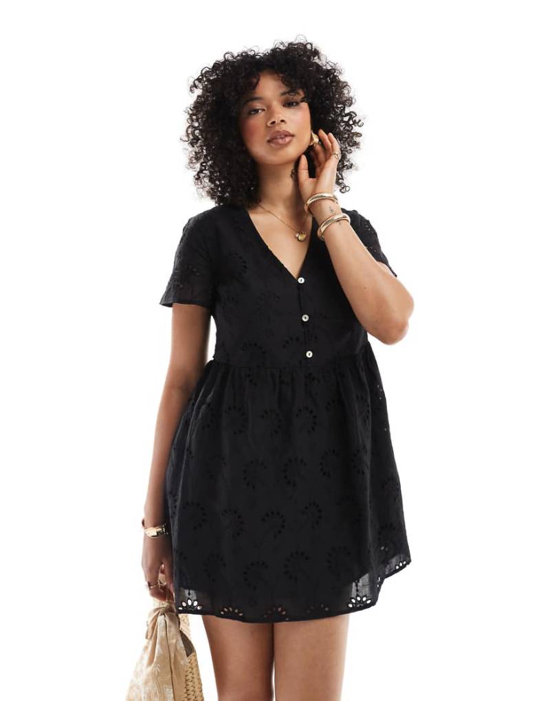 New Look - Mini-Hängerkleid in Schwarz mit Lochstickerei von New Look