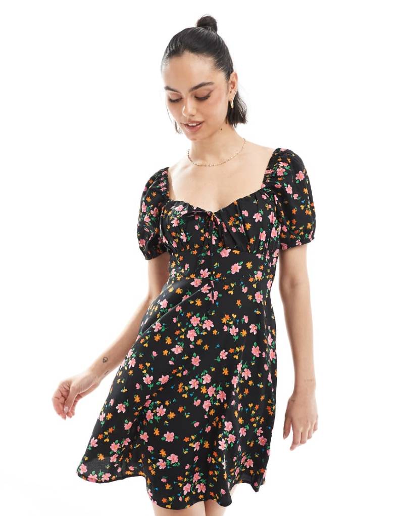New Look - Mini-Milchmädchenkleid in Schwarz mit Blumenmuster von New Look