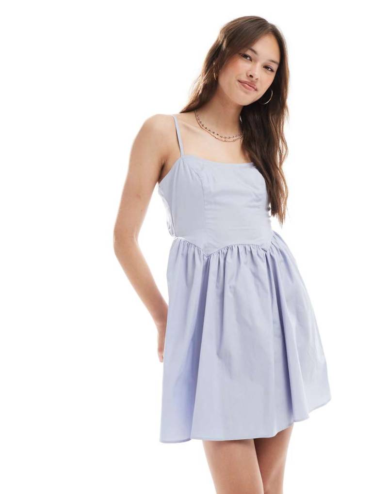 New Look - Minikleid aus Popeline in Blau mit schmalen Trägern von New Look