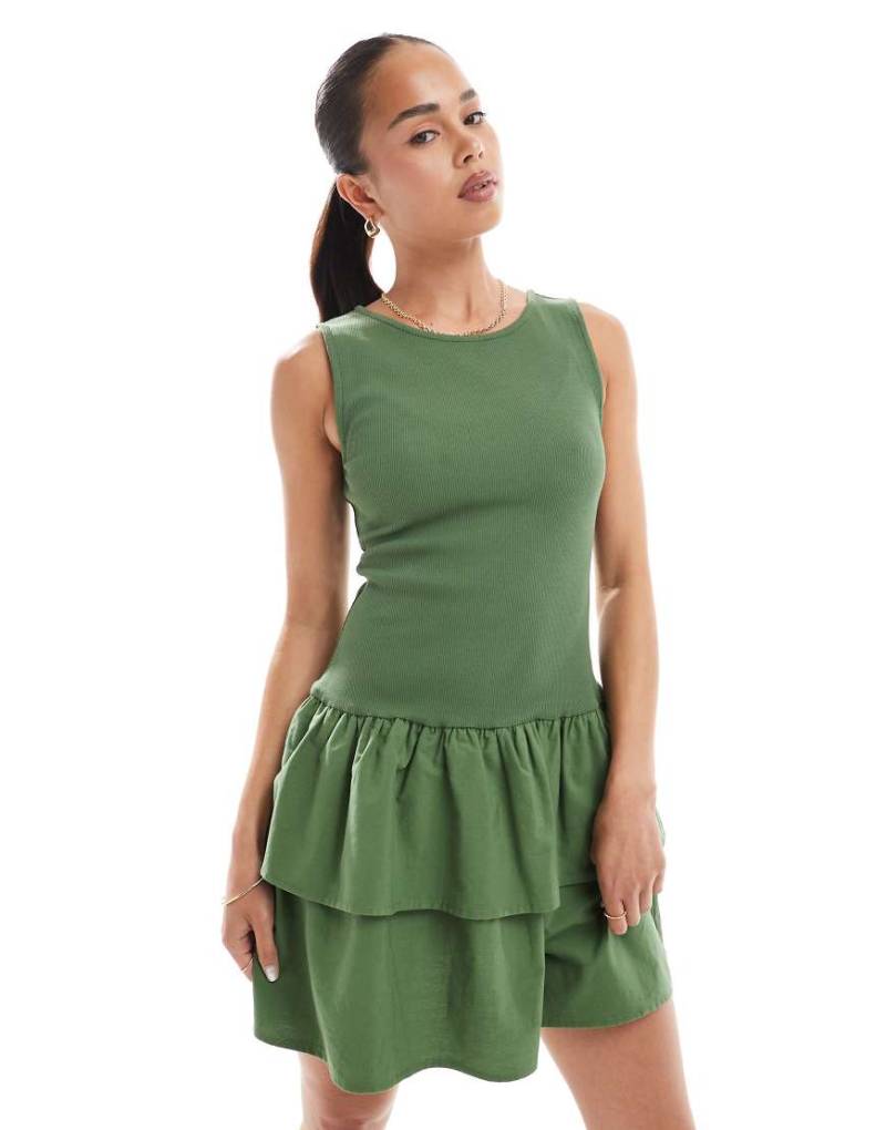 New Look - Minikleid aus geripptem Jersey in Khaki mit gestuftem Rock-Grün von New Look