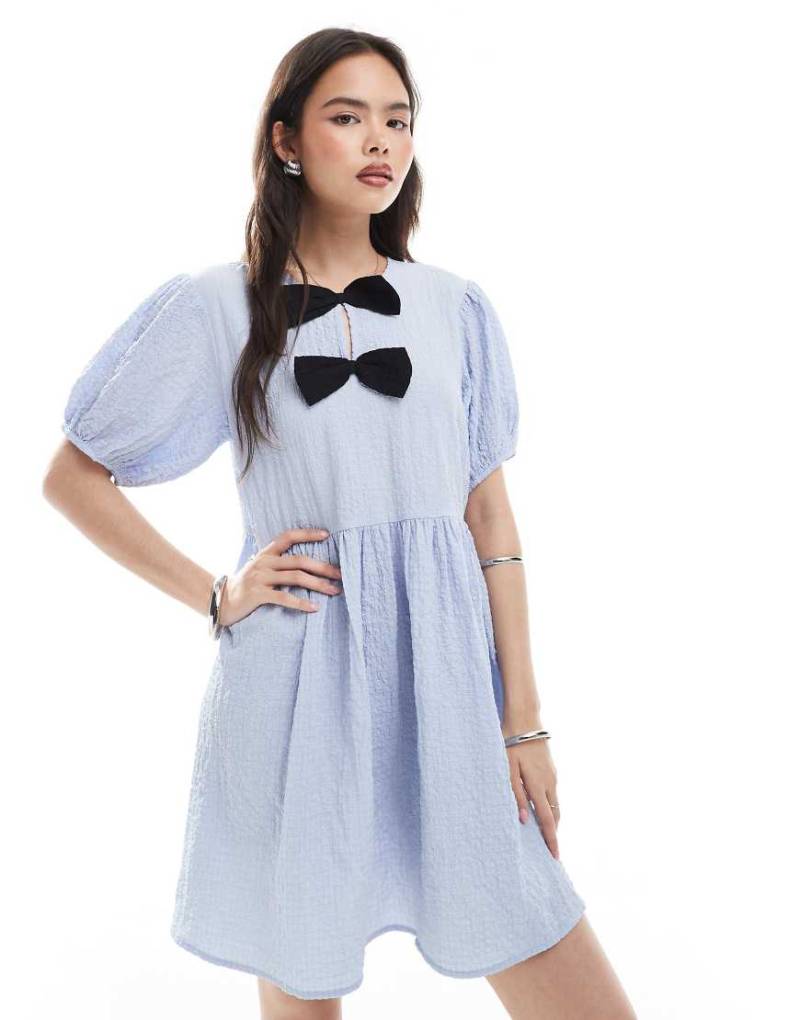 New Look - Minikleid in Hellblau mit Zierschleifen vorne von New Look