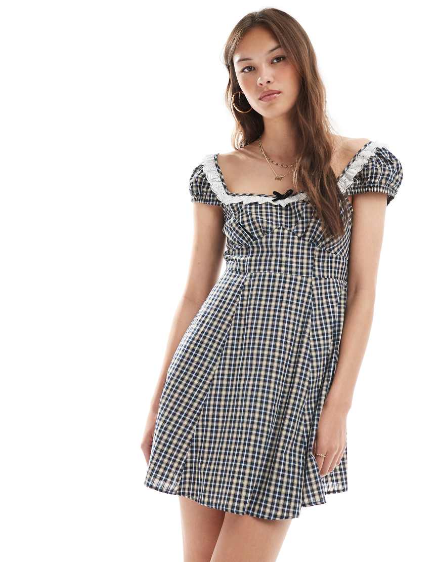 New Look - Minikleid in Schwarz kariert mit Lochmuster am Besatz von New Look