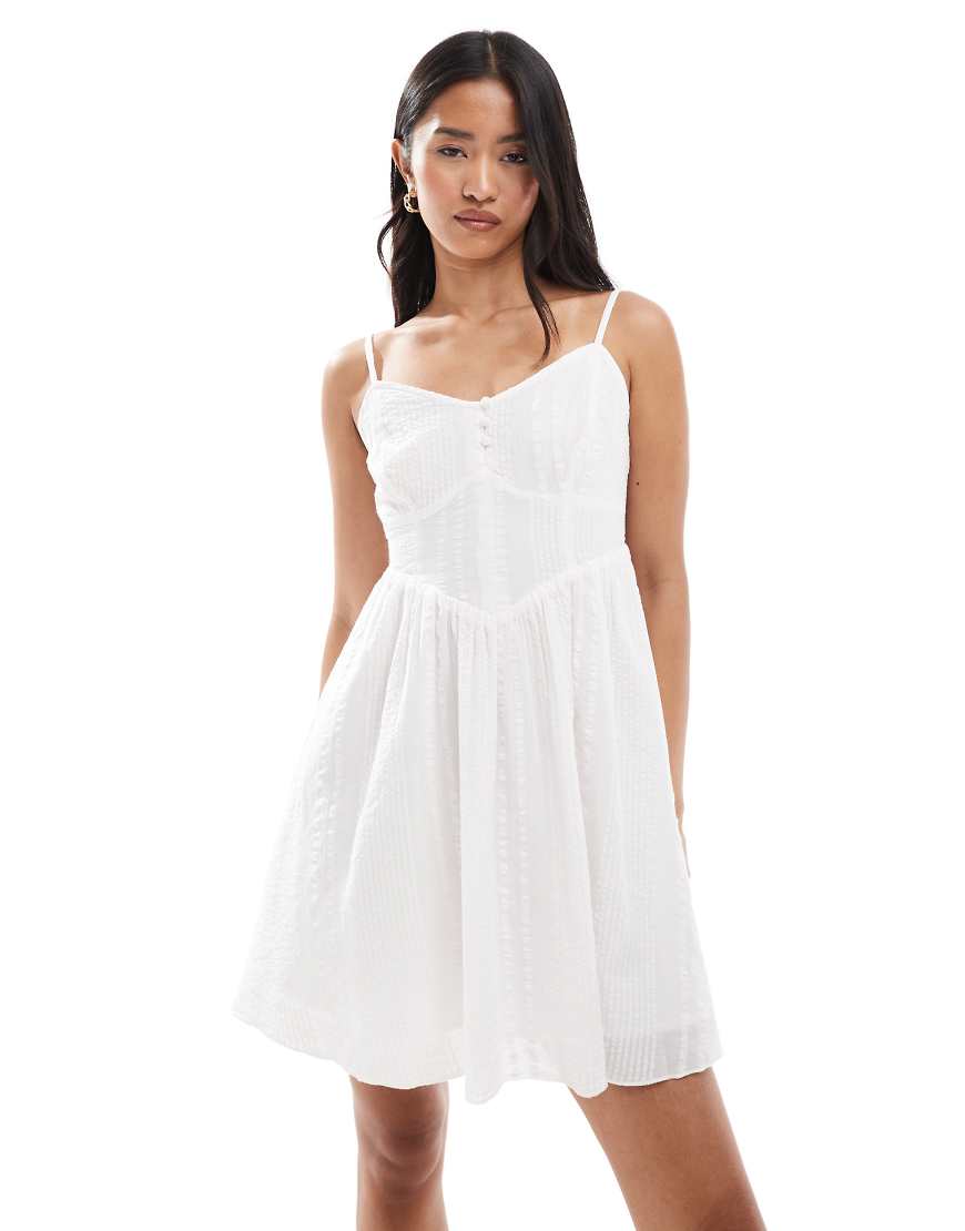 New Look - Minikleid in Weiß mit Riemchen-Trägern und Nahtdetails von New Look