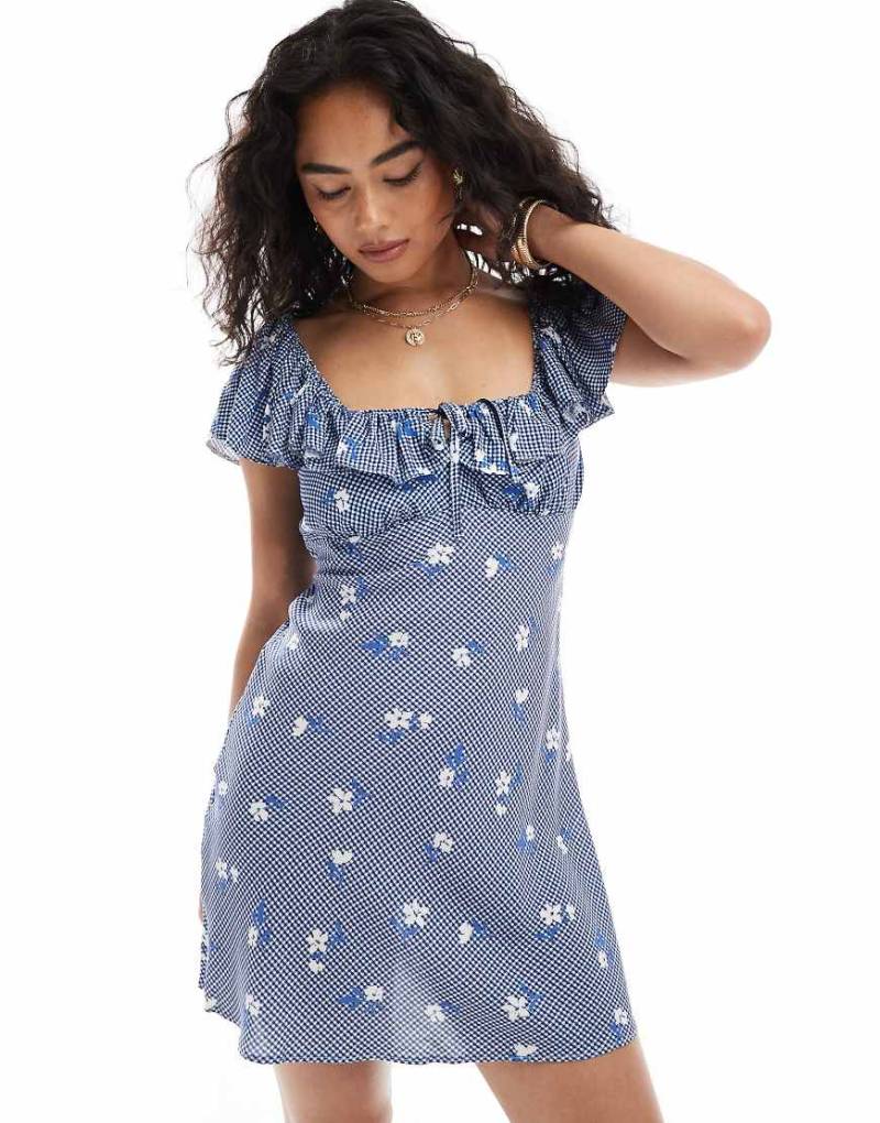 New Look - Minikleid mit floralem Karomuster in Blau und quadratischem Ausschnitt mit Rüschen von New Look