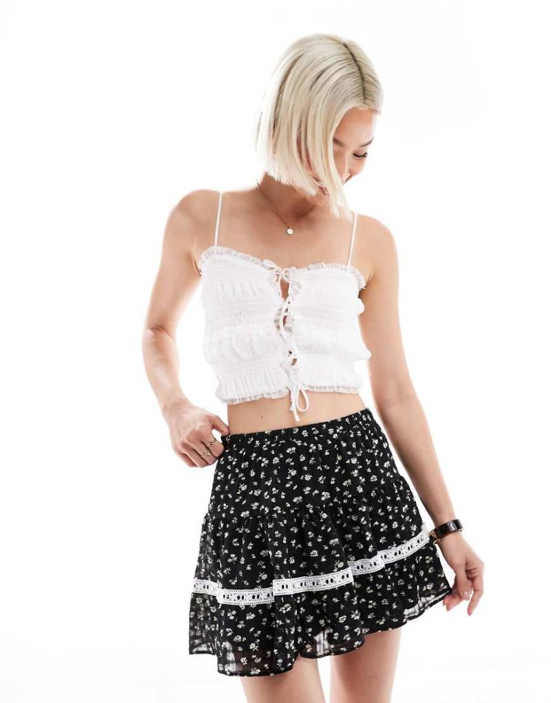 New Look - Minirock in Schwarz mit Blumenmuster von New Look