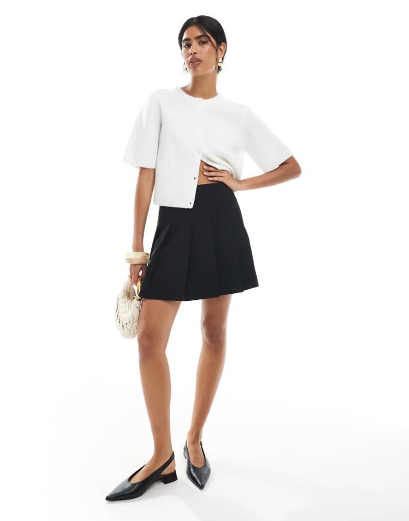 New Look - Minirock in Schwarz mit Kellerfalten von New Look