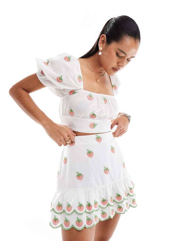 New Look - Minirock in Weiß mit Erdbeerstickerei, Kombiteil von New Look