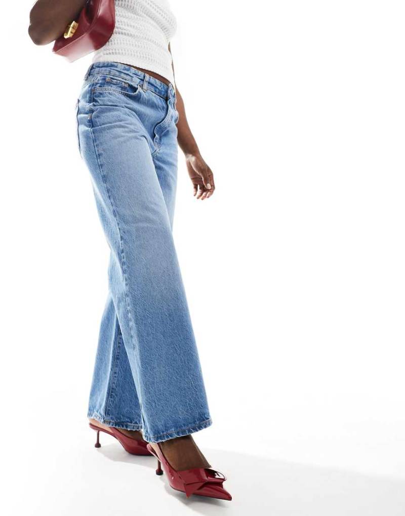 New Look - Mittelblaue Jeans mit weitem Bein von New Look