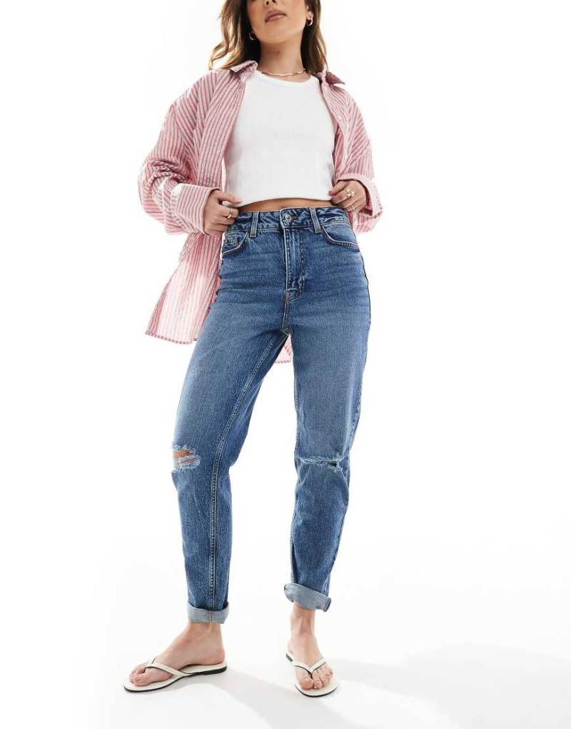 New Look - Mom-Jeans in Mittelblau mit Zierrissen von New Look