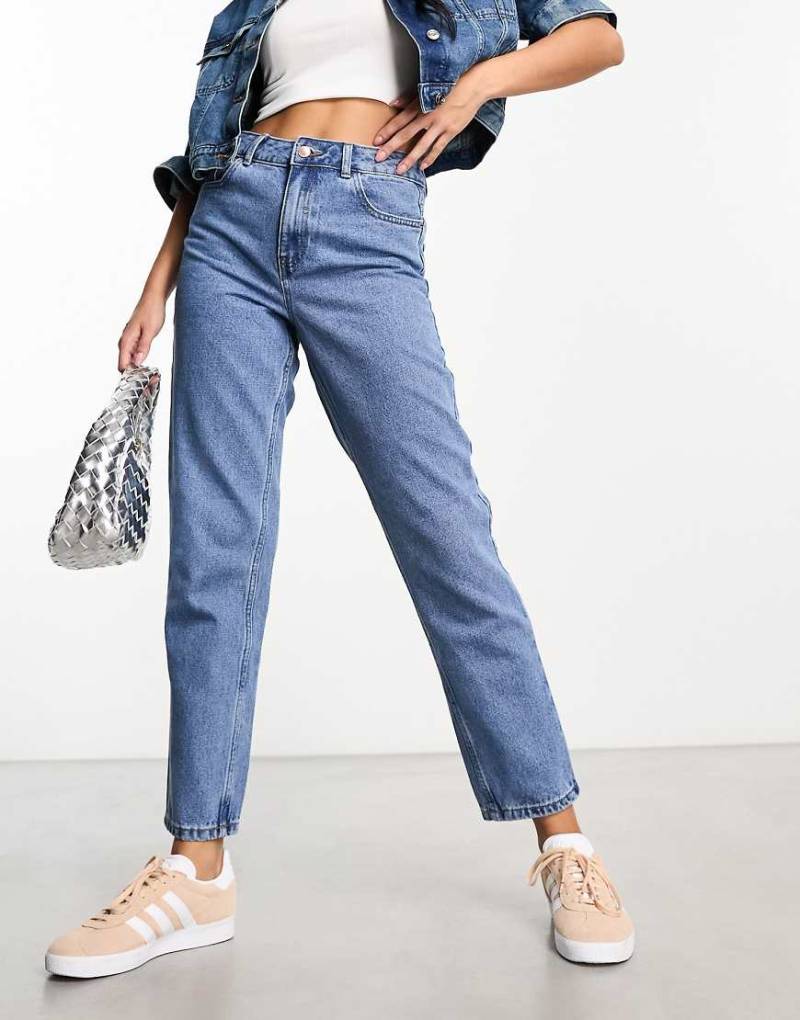 New Look - Mom-Jeans in Stonewash-Blau von New Look