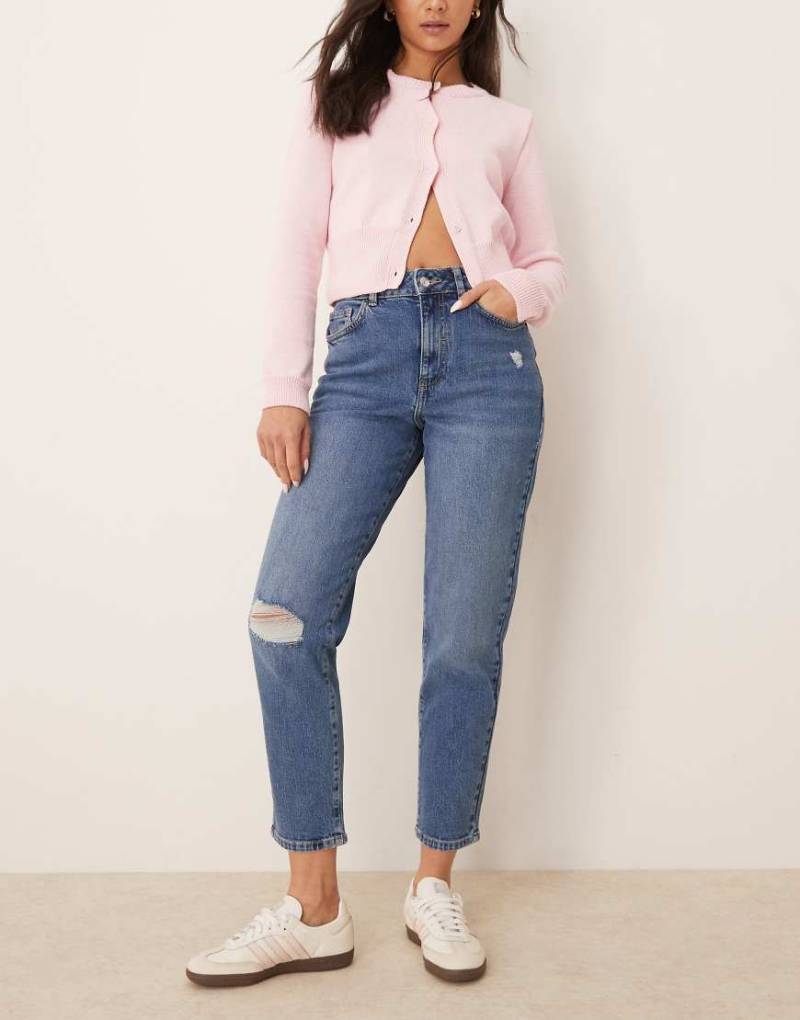 New Look - Mom-Jeans in dunkelblauer Waschung mit Zierrissen von New Look