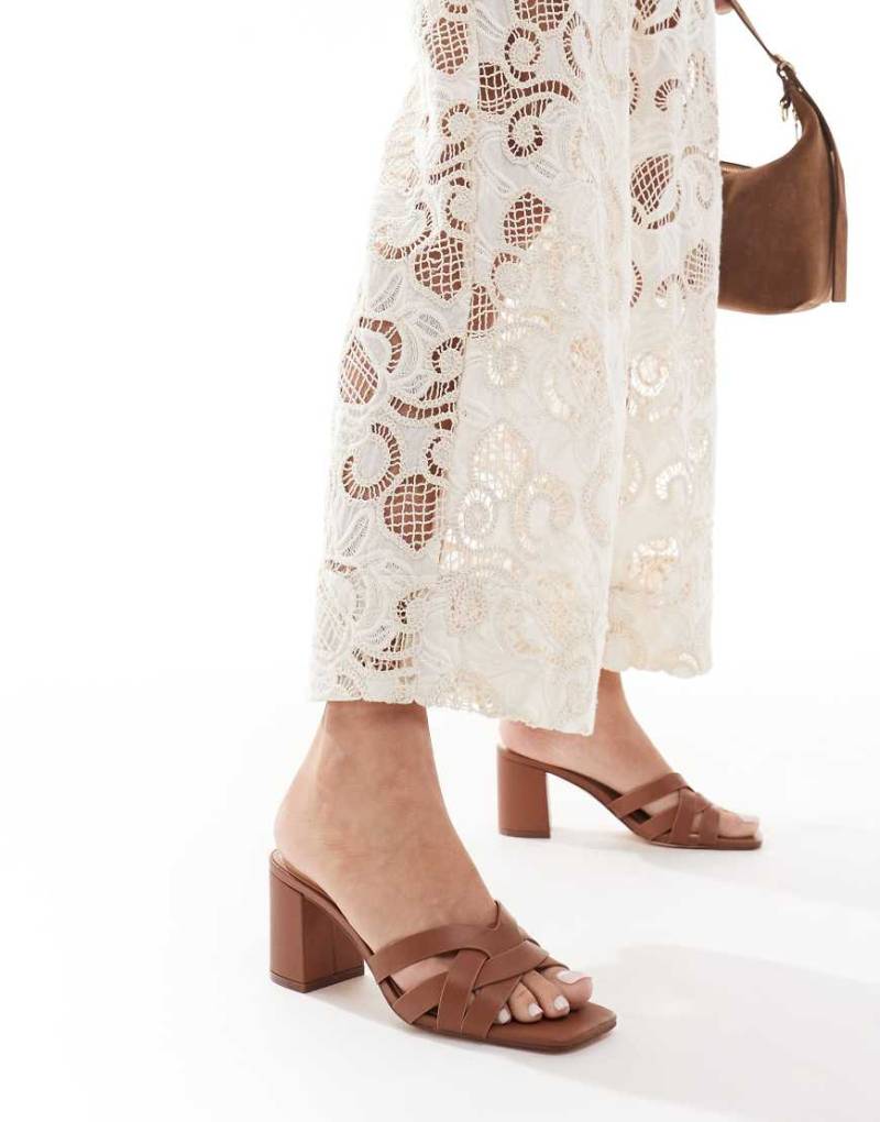 New Look - Mules in Camel mit gewebter Optik und Blockabsatz-Neutral von New Look