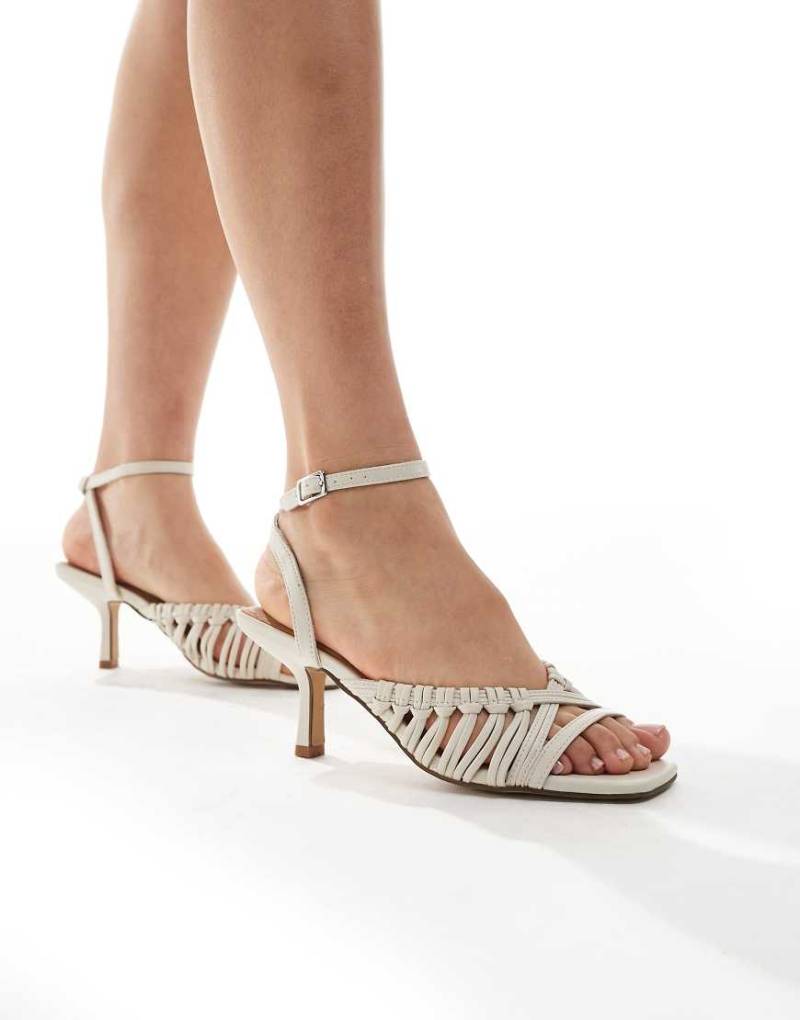 New Look - Mules in Creme mit Webmuster und Kitten-Absatz-Weiß von New Look