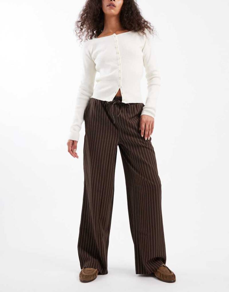 New Look - Nadelstreifenhose in Braun mit weitem Bein-Brown von New Look