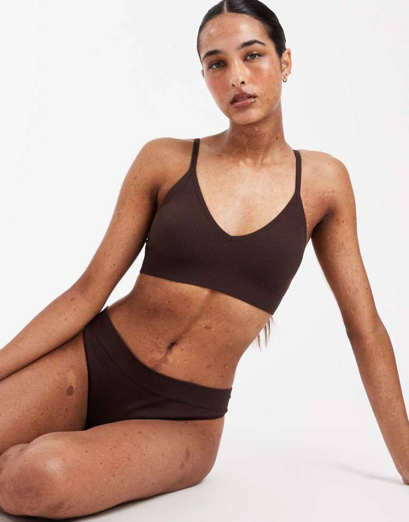 New Look - Nahtloser BH in Braun mit U-Ausschnitt-Brown von New Look