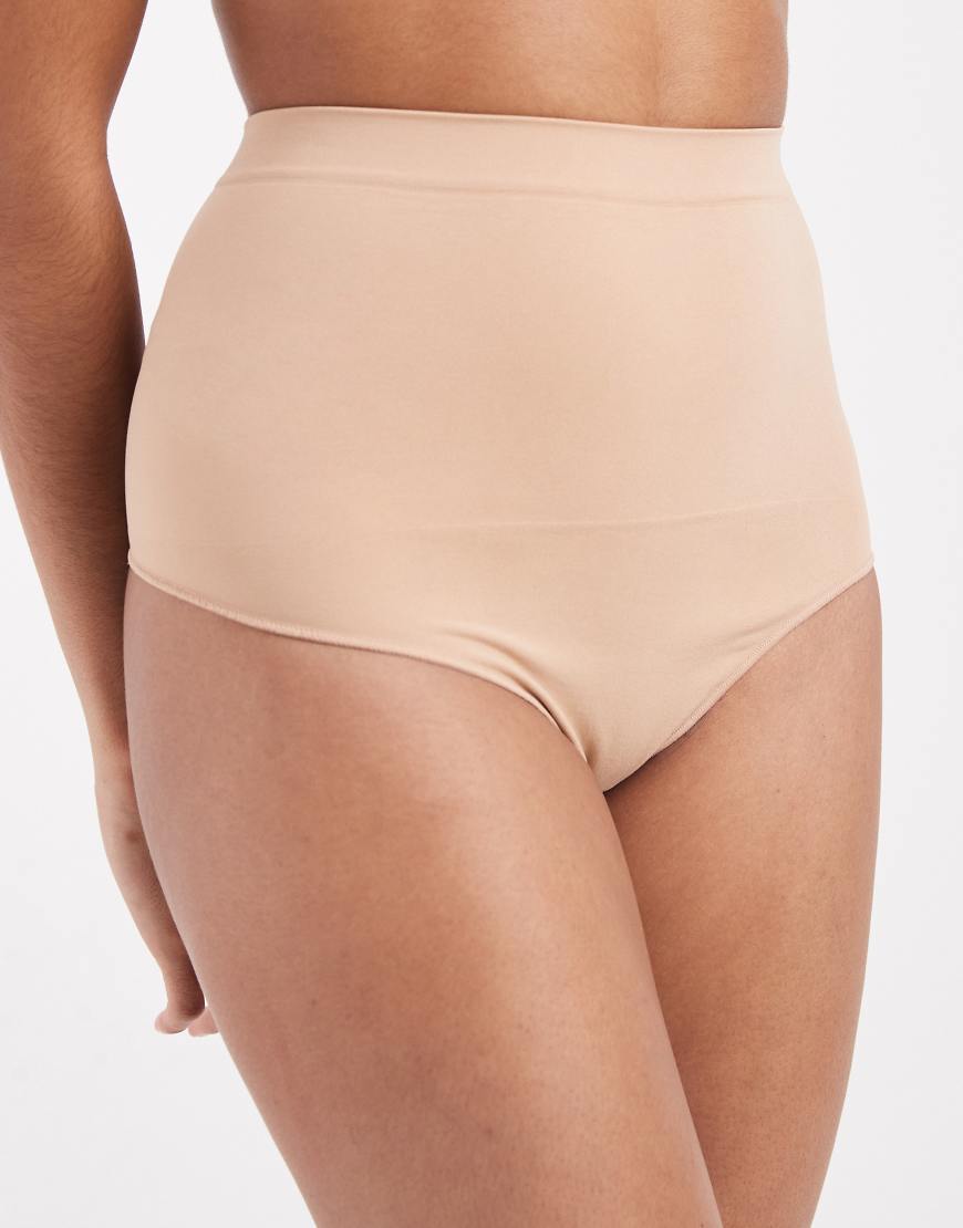 New Look - Nahtloser Shaping-Tanga in Hellbraun mit hohem Bund-Brown von New Look